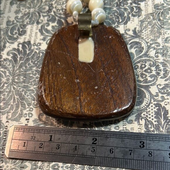 Elegant Silver and Cream Necklace - Picture 4 of 6